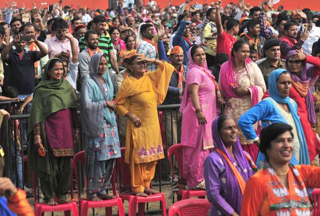 Women trying to get a glance of Prime Minister Narendra Modi during an election rally at Dhaula Kuan in Sirmaur district. (RAVI KUMAR/HT)