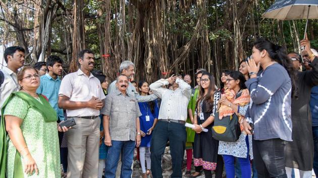 Environmentalist and residents protest against the felling of trees at University Circle in Pune on November 1.(Sanket Wankhade/HT PHOTO)