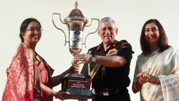(L-R) Ex principal of DAV school, Pune - Jayshree Venkatraman, receiving the award for creating a record by sending 7,000 greeting cards to Armed Forces, from chief of army staff, General Bipin Rawat and Madhulika Rawat, wife of General Rawat, at Dhanvantari Auditorium on Thursday.(HT PHOTO)
