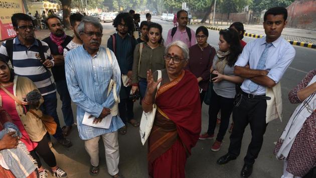 Activist Aruna Roy conducts a walk in Jantar Mantar grounds on Wednesday. (Vipin Kumar/HT PHOTO) Activist Aruna Roy conducts a walk in Jantar Mantar grounds on Wednesday. (Vipin Kumar/HT PHOTO)