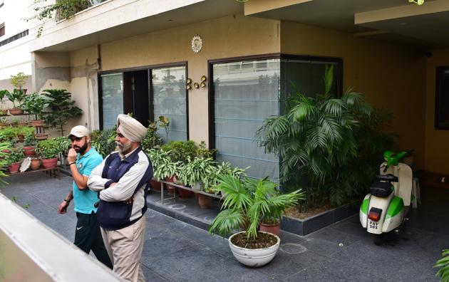 The house of assistant town planner Surinder Singh Bindra (right) in a Ludhiana locality that was raided by the income tax department on Thursday.(GURPREET SINGH/HT)