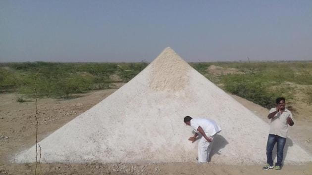 Salt heaps at the refinery site in Barmer. (HT Photo.) Salt heaps at the refinery site in Barmer. (HT Photo.)