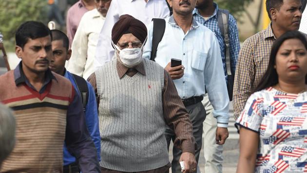 A man wears air a pollution mask as a precautionary measure to minimise the impact of toxic air at ITO crossing, New Delhi. Prolonged exposure to these particles can cause respiratory and heart diseases. The WHO has declared polluted air a carcinogen. (Arvind Yadav / HT Photo) A man wears air a pollution mask as a precautionary measure to minimise the impact of toxic air at ITO crossing, New Delhi. Prolonged exposure to these particles can cause respiratory and heart diseases. The WHO has declared polluted air a carcinogen. (Arvind Yadav / HT Photo)