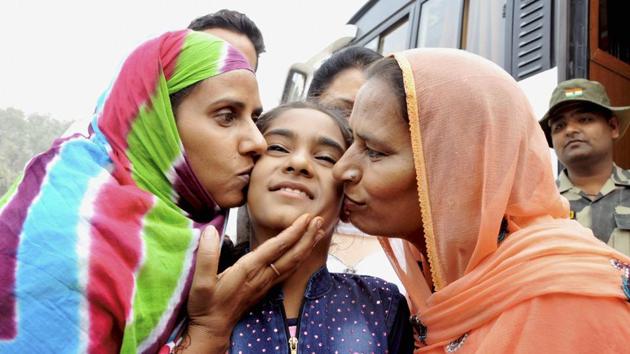 Pakistani sisters Mumtaz and Fatima along with 10-year-old daughter Hina cross over to Pakistan side at Indo-Pak border at Attari on Thursday. (PTI Photo) Pakistani sisters Mumtaz and Fatima along with 10-year-old daughter Hina cross over to Pakistan side at Indo-Pak border at Attari on Thursday. (PTI Photo)