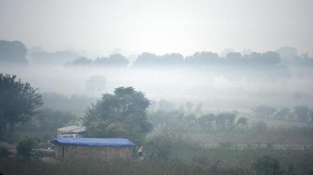 A view of the atmosphere shrouded with smog at Mayur Vihar in New Delhi. Moisture levels as high as 96% added to the problem. According to the India Meteorological Department (IMD), ‘The high moisture level is increasing the pollution load because particles are getting trapped in the air.’ (Sushil Kumar/ HT Photo) A view of the atmosphere shrouded with smog at Mayur Vihar in New Delhi. Moisture levels as high as 96% added to the problem. According to the India Meteorological Department (IMD), ‘The high moisture level is increasing the pollution load because particles are getting trapped in the air.’ (Sushil Kumar/ HT Photo)