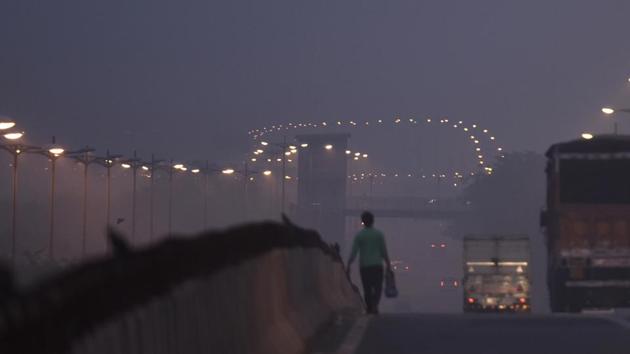 Children, the elderly, pregnant women and those with conditions like diabetes and hypertension are at a higher risk of developing complications due to toxic air. Doctors have advised against outdoor activities especially in early hours and suggest wearing masks when going out. (Sushil Kumar/ HT Photo) Children, the elderly, pregnant women and those with conditions like diabetes and hypertension are at a higher risk of developing complications due to toxic air. Doctors have advised against outdoor activities especially in early hours and suggest wearing masks when going out. (Sushil Kumar/ HT Photo)