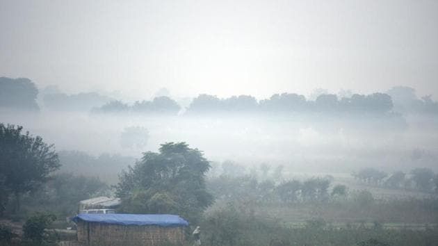It said that the school children and senior citizens would be most affected by the current “environmental emergency” caused due to extreme air pollution in the national capital over the few weeks. (Sushil Kumar/HT PHOTO) It said that the school children and senior citizens would be most affected by the current “environmental emergency” caused due to extreme air pollution in the national capital over the few weeks. (Sushil Kumar/HT PHOTO)