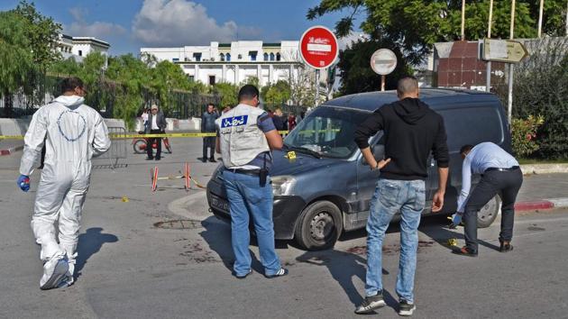 Tunisian forensic police check the scene of an attack on two traffic policemen in Tunis on November 1, 2017. (AFP) Tunisian forensic police check the scene of an attack on two traffic policemen in Tunis on November 1, 2017. (AFP)