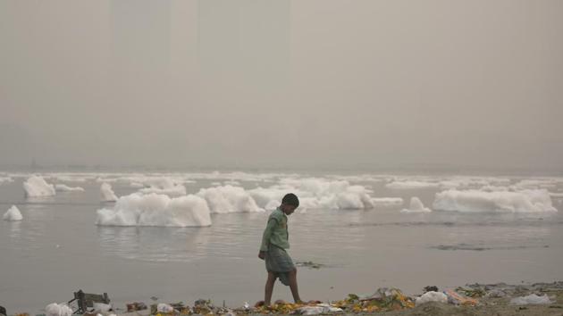 A boy searches for coins on the banks of the Yamuna on a hazy morning in New Delhi. With Delhi-NCR air quality varying between ‘severe’ and ‘very poor’, and stubble burning unabated in neighbouring states, major city hospitals saw a spike, with some registering a 25% hike in patients complaining of respiratory issues. (Burhaan Kinu / HT Photo) A boy searches for coins on the banks of the Yamuna on a hazy morning in New Delhi. With Delhi-NCR air quality varying between ‘severe’ and ‘very poor’, and stubble burning unabated in neighbouring states, major city hospitals saw a spike, with some registering a 25% hike in patients complaining of respiratory issues. (Burhaan Kinu / HT Photo)