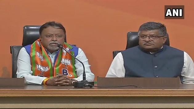 Former TMC leader Mukul Roy with Union minister Ravi Shankar Prasad. (ANI) Former TMC leader Mukul Roy with Union minister Ravi Shankar Prasad. (ANI)