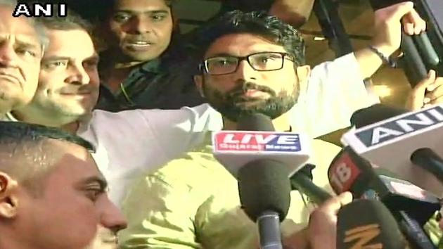 Gujarat Dalit leader Jignesh Mevani with Congress vice president Rahul Gandhi at a rally in Navsari.(ANI)