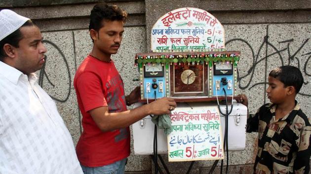 Meraj goes around the city with a machine that would be hard to duplicate. Resembling a giant toaster, it “predicts your future” electronically. (Mayank Austen Soofi / HT Photo) Meraj goes around the city with a machine that would be hard to duplicate. Resembling a giant toaster, it “predicts your future” electronically. (Mayank Austen Soofi / HT Photo)