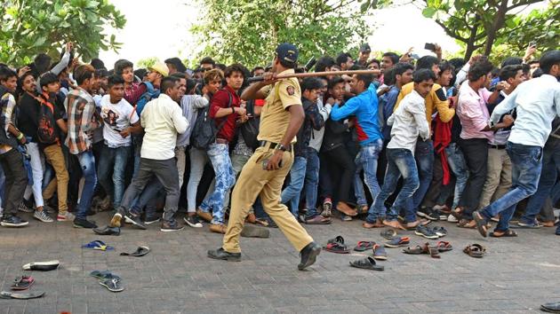 Police baton charged a crowd waiting outside actor Shah Rukh Khan’s house ‘Mannat’, on his 52th birthday at Bandstand in Mumbai, India on November 02, 2017. (Satyabrata Tripathy / HT Photo)
