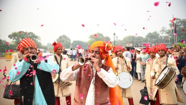 A procession to mark the festival Phool Waalo’n ki Sair in Delhi.(Photo:Sanchit Khanna / HT) A procession to mark the festival Phool Waalo’n ki Sair in Delhi.(Photo:Sanchit Khanna / HT)