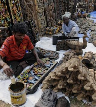 A stall by artisans from Karnataka. There are around 160 ethnic stalls stall at the fair at Kalagram. (keshav singh/ht)