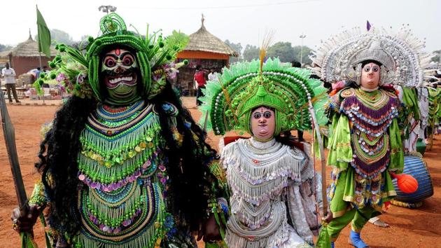 Artistes from West Bengal dressed up for ‘chau’ dance at the mela. (keshav singh/ht)