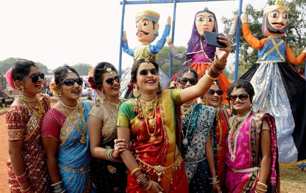 Artistes from Maharastra enjoying the crafts mela in Chandigarh . (keshav singh/ht)