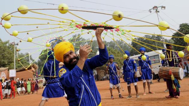 Artistes of Baba Banda Bahadur Martial Arts Gatka Academy, Sanour, in Patiala performing the Sikh martial at Kalagram on Thursday. (keshav singh/ht)