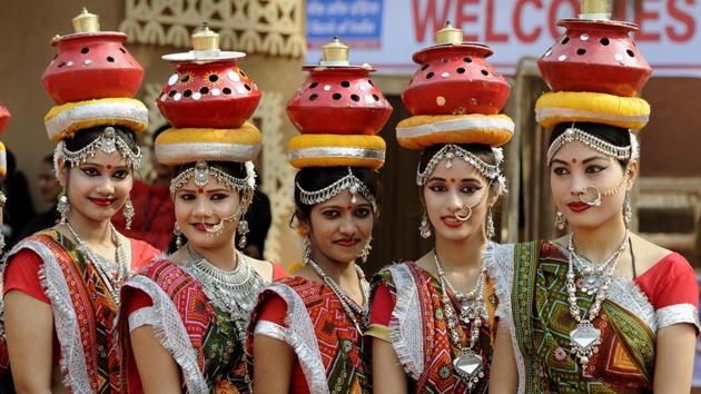 Artistes from Allahabad at Kalagram’s crafts mela. (keshav singh/ht)