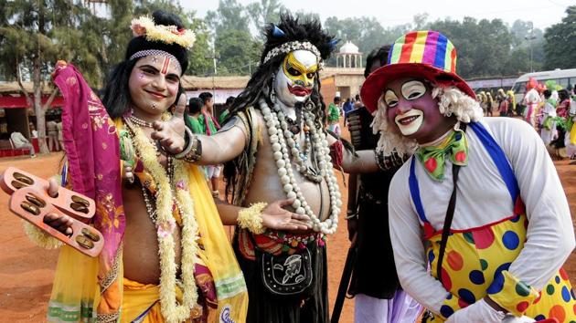 Artistes from New Delhi dressed up in different attires and characters enjoying the fest at Kalagram. (keshav singh/ht)