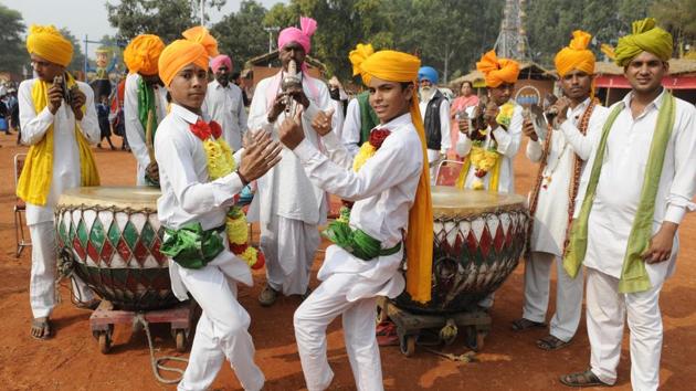 Artistes from Palval in Haryana at the mela. (keshav singh/ht)