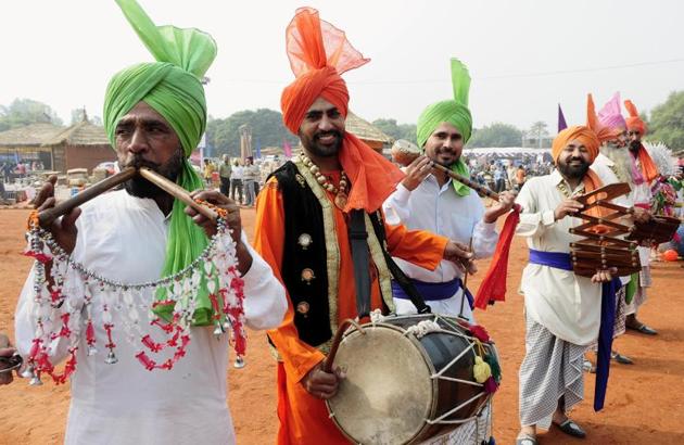 Bhangra artistes from Punjab at the crafts mela at Kalagram. (keshav singh/ht)