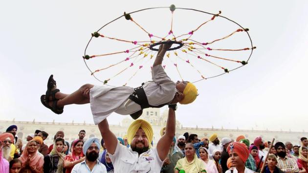 Sikh performers showcase their skill during a demonstration of the ‘Gatka’ martial art during a religious procession near the Golden temple on the eve of the 548th birth anniversary of Guru Nanak Dev in Amritsar. (Shiva Sharma / PTI)