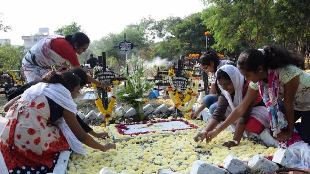 Families, relatives and friends pay respects to the departed at the St. Sepulchre cemetery on Thursday, as Christians in the city marked November 2 as All Souls Day. (RAHUL RAUT/HT PHOTO)