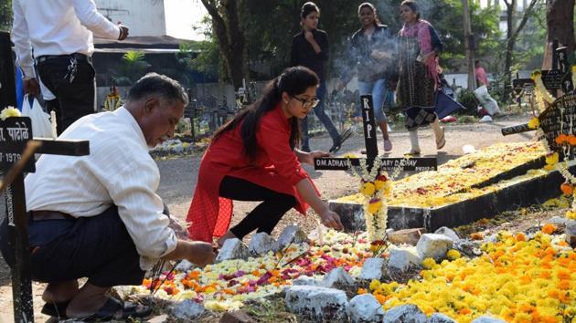 Families, relatives and friends pay respects to the departed at the St. Sepulchre cemetery on Thursday, as Christians in the city marked November 2 as All Souls Day. (RAHUL RAUT/HT PHOTO)