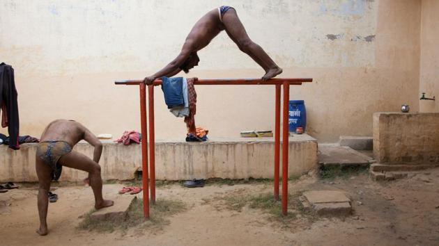 Indian traditional wrestlers train at an open air gym in Varanasi. (Noemi Cassanelli / AFP)