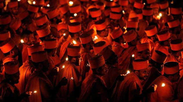 Hindu saints perform rituals to celebrate Akshardham temple's silver jubilee in Gandhinagar on November 02, 2017. (Amit Dave / REUTERS)
