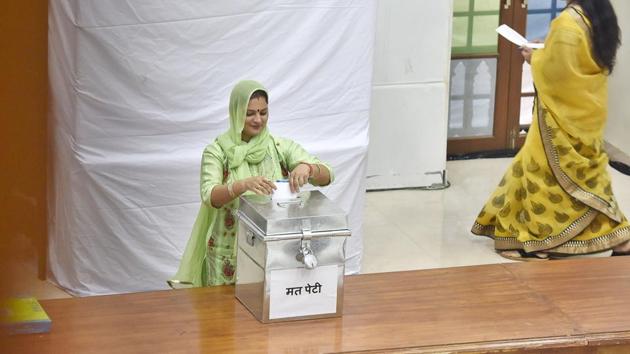 Councillors cast their votes at the mayoral elections. (Sanjeev Verma/HT PHOTO) Councillors cast their votes at the mayoral elections. (Sanjeev Verma/HT PHOTO)