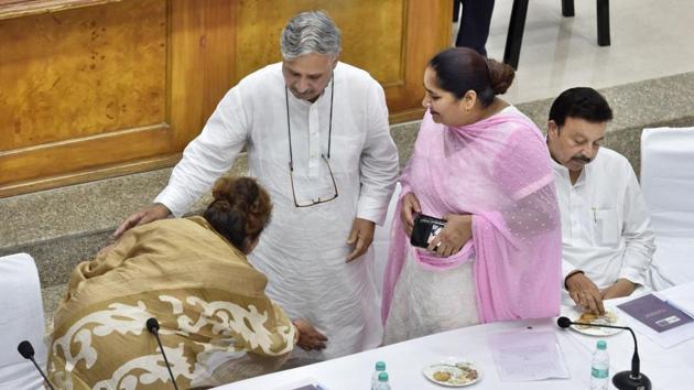 Newly elected mayor Madhu Azad (L) takes the blessings of Rao Inderjit Singh (second from left) in the presence of Rao Narbir Singh (R) and other party members.(Sanjeev Verma/HT PHOTO)