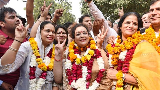 Newly elected mayor Madhu Azad (C), senior deputy mayor Promilla Kablana (L) and deputy mayor Sunita Yadav (R) pose after winning the elections. (Sanjeev Verma/HT PHOTO) Newly elected mayor Madhu Azad (C), senior deputy mayor Promilla Kablana (L) and deputy mayor Sunita Yadav (R) pose after winning the elections. (Sanjeev Verma/HT PHOTO)