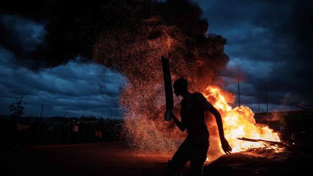 Supporters of National Super Alliance (NASA) presidential candidate Raila Odinga took to the streets after the result of an election re-vote as incumbent President Uhuru Kenyatta declared his victory in Kisumu, Kenya on October 30, 2017. (Yasuyoshi Chiba / AFP) Supporters of National Super Alliance (NASA) presidential candidate Raila Odinga took to the streets after the result of an election re-vote as incumbent President Uhuru Kenyatta declared his victory in Kisumu, Kenya on October 30, 2017. (Yasuyoshi Chiba / AFP)