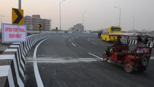 NHAI opened for trial run an elevated u turn road from MG Road to Delhi and Sector-17c for daily commuters on Wednesday evening, in Gurgaon, India.(Parveen Kumar/Hindustan Times)