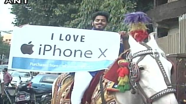 A man holds a placard, ‘I love iPhone X’, in Thane on Friday. (ANI Twitter) A man holds a placard, ‘I love iPhone X’, in Thane on Friday. (ANI Twitter)