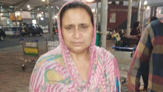 Gurbaksh Kaur in Delhi after her arrival from Saudi Arabia. (HT Photo) Gurbaksh Kaur in Delhi after her arrival from Saudi Arabia. (HT Photo)