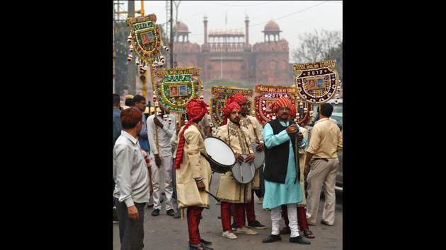 The Sair makes its way through the Red Fort at Chandni Chowk in Delhi. When the floral canopy and chadar for the shrine were being made, flower sellers also made a floral pankha as an offering. The emperor on his part sent a floral offering to the temple of Yogmaya Devi, Lord Krishna’s sister. Then on, every year the emperor ensured both dargah and temple were visited, thus cementing this tradition. (Sanchit Khanna / HT Photo) The Sair makes its way through the Red Fort at Chandni Chowk in Delhi. When the floral canopy and chadar for the shrine were being made, flower sellers also made a floral pankha as an offering. The emperor on his part sent a floral offering to the temple of Yogmaya Devi, Lord Krishna’s sister. Then on, every year the emperor ensured both dargah and temple were visited, thus cementing this tradition. (Sanchit Khanna / HT Photo)