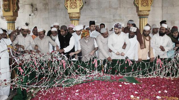 The floral chadar is laid at the tomb of Khwaja Bakhtiyar Kaki at Mehrauli led by the Lt. Governor Anil Baijal (C), representing the head of state on November 02, 2017. Here it is the Hindu brethren who are supposed to take the lead. Every year the President and Lt. Governor send a pankha which is carried from the Town Hall in Chandni Chowk to Mehrauli. (HT Photo) The floral chadar is laid at the tomb of Khwaja Bakhtiyar Kaki at Mehrauli led by the Lt. Governor Anil Baijal (C), representing the head of state on November 02, 2017. Here it is the Hindu brethren who are supposed to take the lead. Every year the President and Lt. Governor send a pankha which is carried from the Town Hall in Chandni Chowk to Mehrauli. (HT Photo)