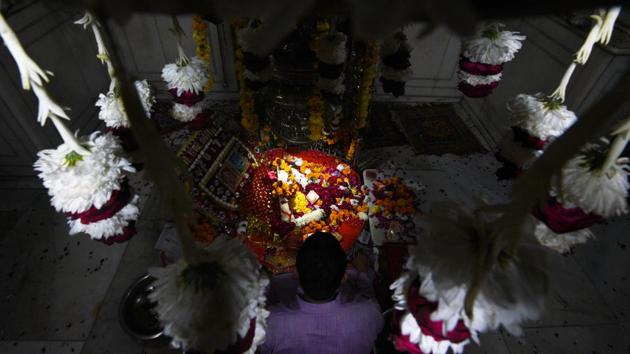 Offerings are laid during Phool Walon ki Sair at Yogmaya Temple in New Delhi. The procession, traditionally held in the month of Bhado’n (August/September) is now held after the monsoon. It forms a way of offering obeisance and asking for a fruitful year at two places of worship belonging to two communities among flower traders. (Sanchit Khanna / HT Photo) Offerings are laid during Phool Walon ki Sair at Yogmaya Temple in New Delhi. The procession, traditionally held in the month of Bhado’n (August/September) is now held after the monsoon. It forms a way of offering obeisance and asking for a fruitful year at two places of worship belonging to two communities among flower traders. (Sanchit Khanna / HT Photo)