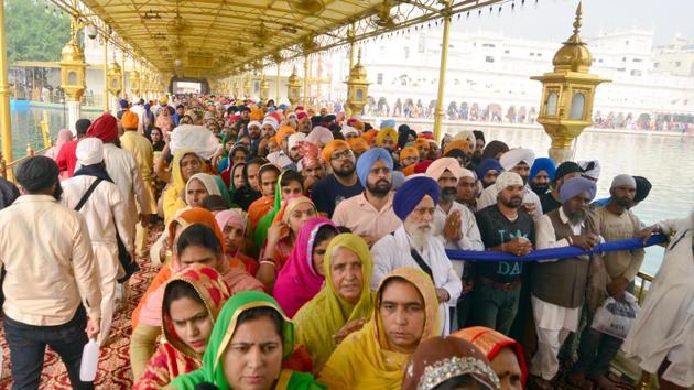 A sea of devotees at the Golden Temple on the occasion of Gurpurab. (Sameer Sehgal /HT)
