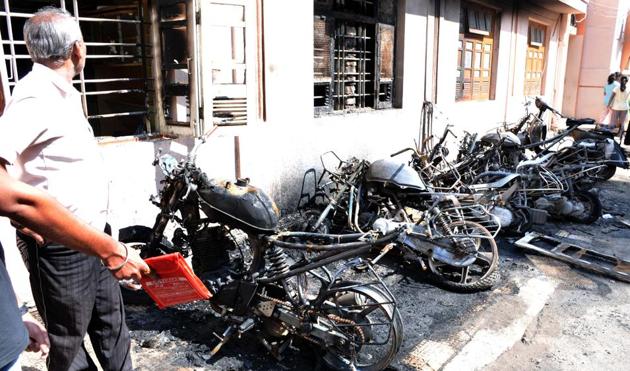 The remains of the eight vehicles in Sadashiv peth, near Tilak road after they were set on fire at midnight. (HT PHOTO) The remains of the eight vehicles in Sadashiv peth, near Tilak road after they were set on fire at midnight. (HT PHOTO)