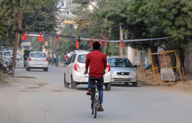 The barrier in Sector 21 has been erected to check the passage of heavy vehicles shuttling between Bijwasan in Delhi and Gurgaon. (Parveen Kumar/HT PHOTO) The barrier in Sector 21 has been erected to check the passage of heavy vehicles shuttling between Bijwasan in Delhi and Gurgaon. (Parveen Kumar/HT PHOTO)