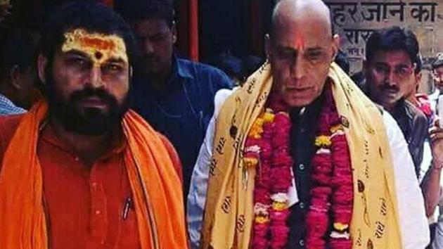 Raju Das (left), the priest of famous Hanumangarhi Temple, with senior BJP leader Rajnath Singh. Das was in the race for BJP’s mayoral candidate from Ayodhya. The BJP, however, opted for Rishikesh Upadhyaya, an educationist. (File Photo) Raju Das (left), the priest of famous Hanumangarhi Temple, with senior BJP leader Rajnath Singh. Das was in the race for BJP’s mayoral candidate from Ayodhya. The BJP, however, opted for Rishikesh Upadhyaya, an educationist. (File Photo)