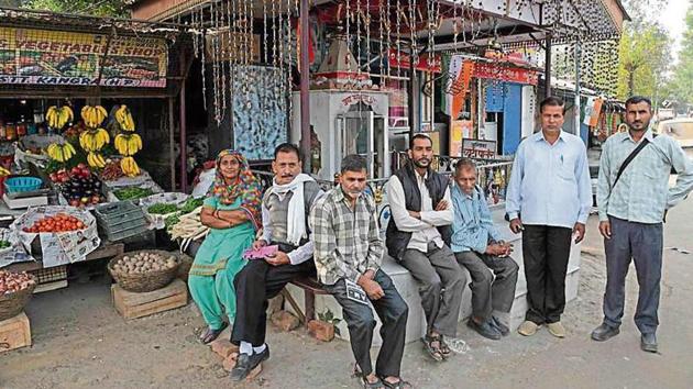 Locals at a makeshift bus stop in Fatehpur in Kangra district. (Karun Sharma/HT) Locals at a makeshift bus stop in Fatehpur in Kangra district. (Karun Sharma/HT)