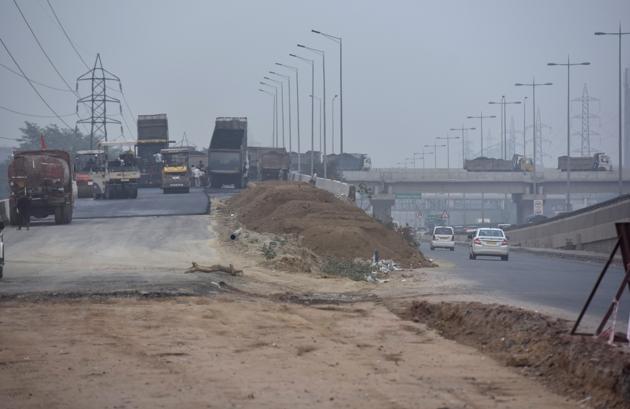 The portion of elevated U-turn towards MG Road will provide commurers coming from Sector 17/18 and Rajiv Chowk side passage towards Mehrauli-Gurgaon (MG) Road or the Jaipur side.(Sanjeev Verma/HT PHOTO)