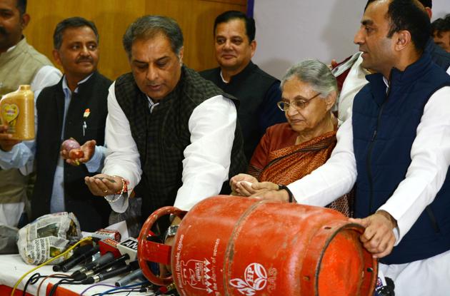 Ex-Delhi CM Sheila Dikshit and other Congress leaders flaying Modi govt on price hike issue in Shimla. The cylinder has a stamp of PM’s pet project — Ujjwala Yojana. (HT Photo) Ex-Delhi CM Sheila Dikshit and other Congress leaders flaying Modi govt on price hike issue in Shimla. The cylinder has a stamp of PM’s pet project — Ujjwala Yojana. (HT Photo)