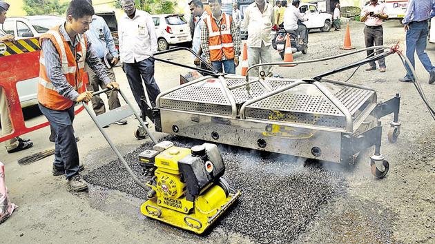 Pimpri Chinchwad Municipal Corporation used JetPatchers on experimental basis to repair potholes on Nashik Phata road. (HT PHOTO) Pimpri Chinchwad Municipal Corporation used JetPatchers on experimental basis to repair potholes on Nashik Phata road. (HT PHOTO)