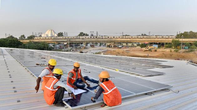 Solar panels on the Kalkaji Mandir underground metro station on the Janakpuri West-Botanical Garden metro line.(Ajay Aggarwal/HT PHOTO)